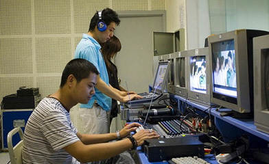 走進(jìn)陜西華山技師學(xué)院影視節(jié)目策劃專業(yè) 培育創(chuàng)意人才，點(diǎn)亮熒屏夢想